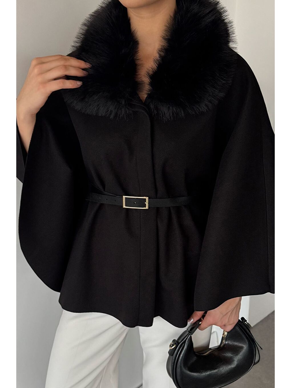 Siyah Yaka Kürk Detaylı Kemerli Kadın Panço-1