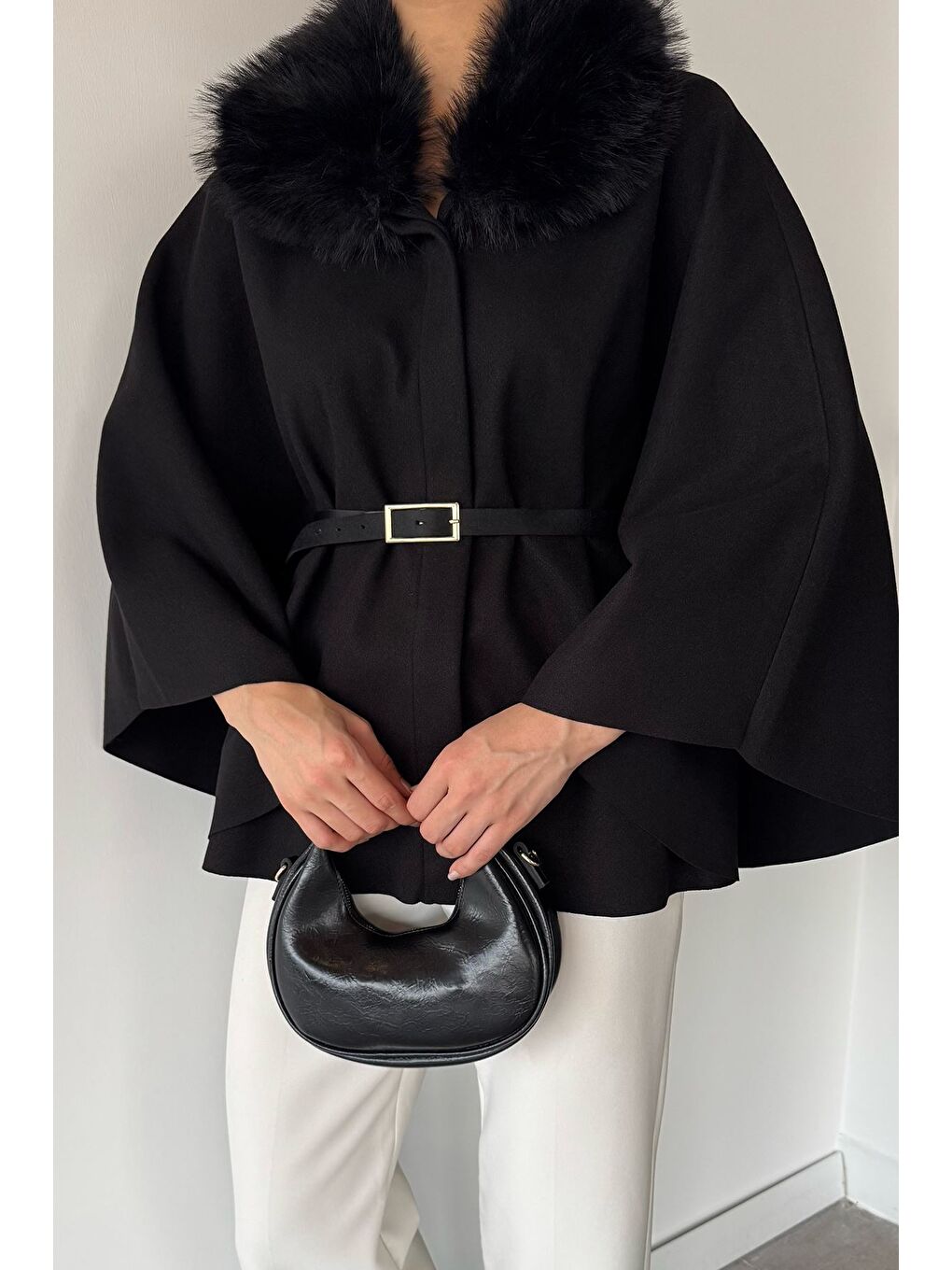 Siyah Yaka Kürk Detaylı Kemerli Kadın Panço-2