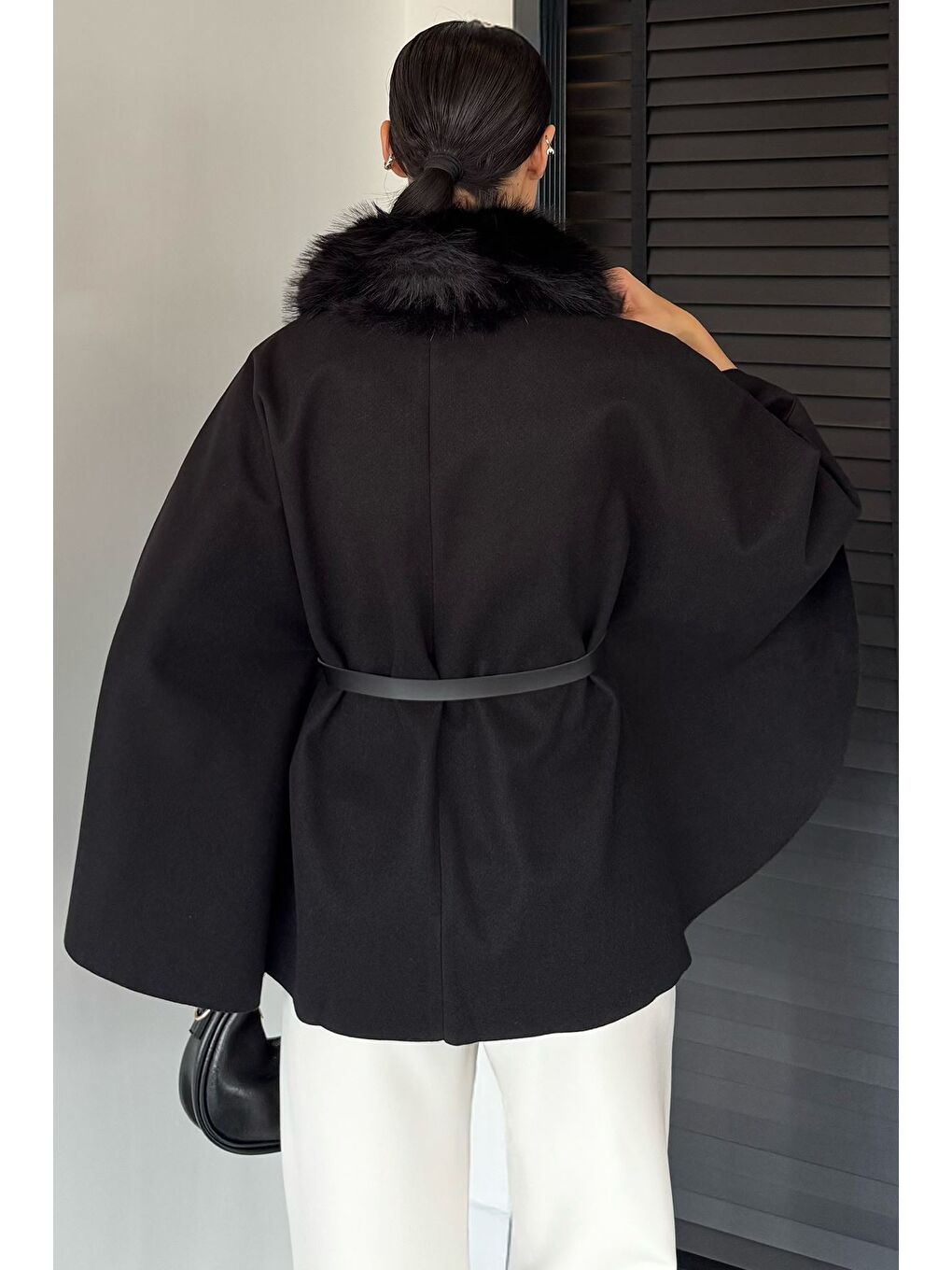 Siyah Yaka Kürk Detaylı Kemerli Kadın Panço-3