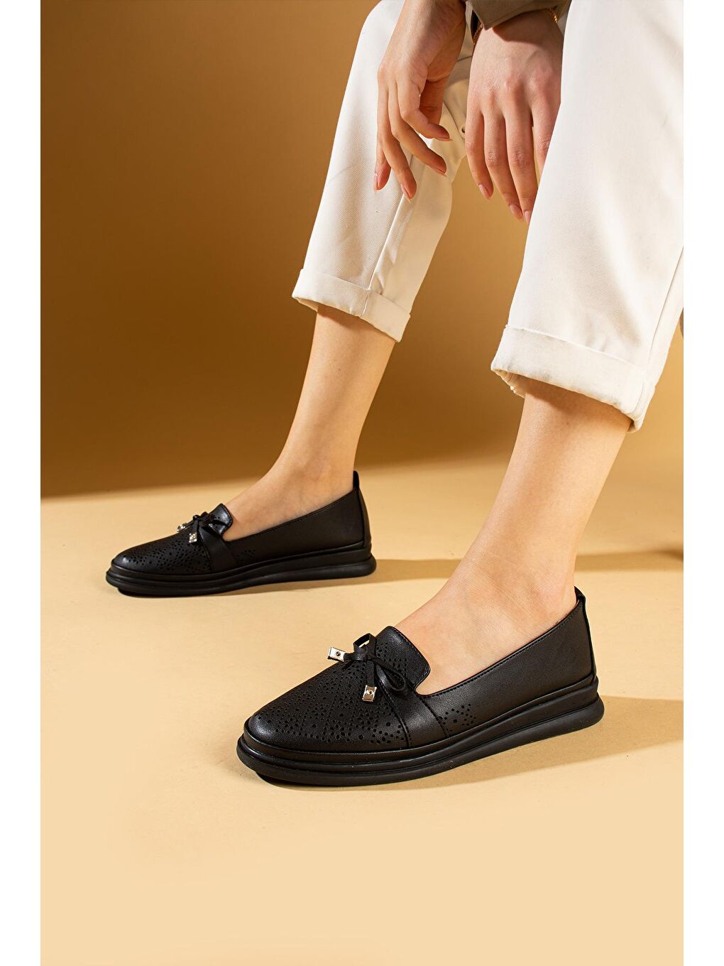 Siyah Kurdela Detaylı Lazer Kesim Ortopedik Taban Kadın Babet 43-21-24