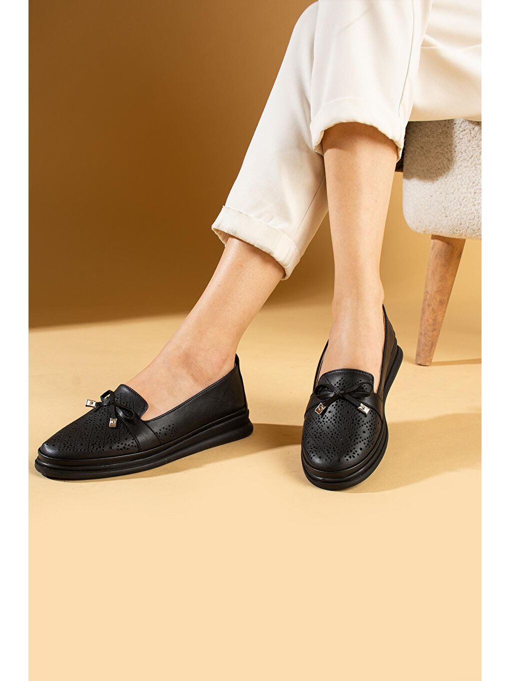 Siyah Kurdela Detaylı Lazer Kesim Ortopedik Taban Kadın Babet 43-21-24-1