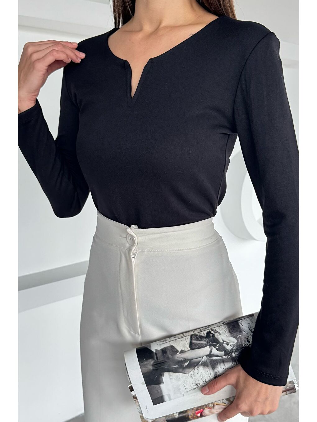 Siyah Ön Detaylı V Yaka Basıc Bluz-3