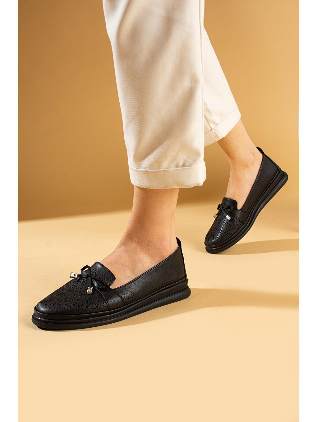 Siyah Kurdela Detaylı Lazer Kesim Ortopedik Taban Kadın Babet 43-21-24-2