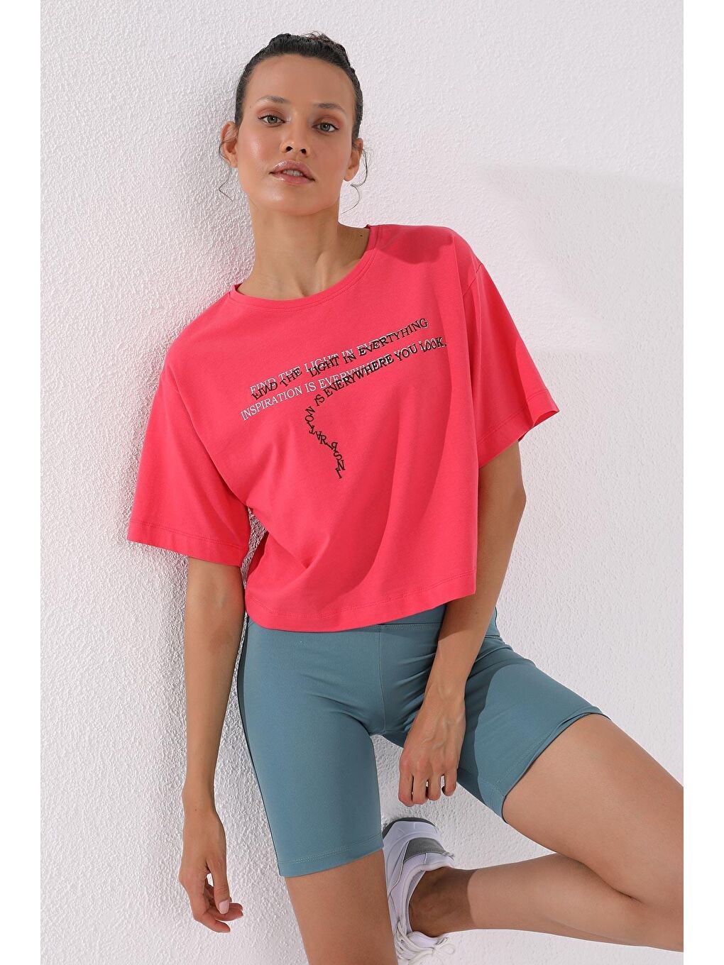 TOMMYLIFE Koyu Kırmızı Rose Yazı Baskılı Kısa O Yaka Kadın Oversize  T-Shirt  - 97135 - 2