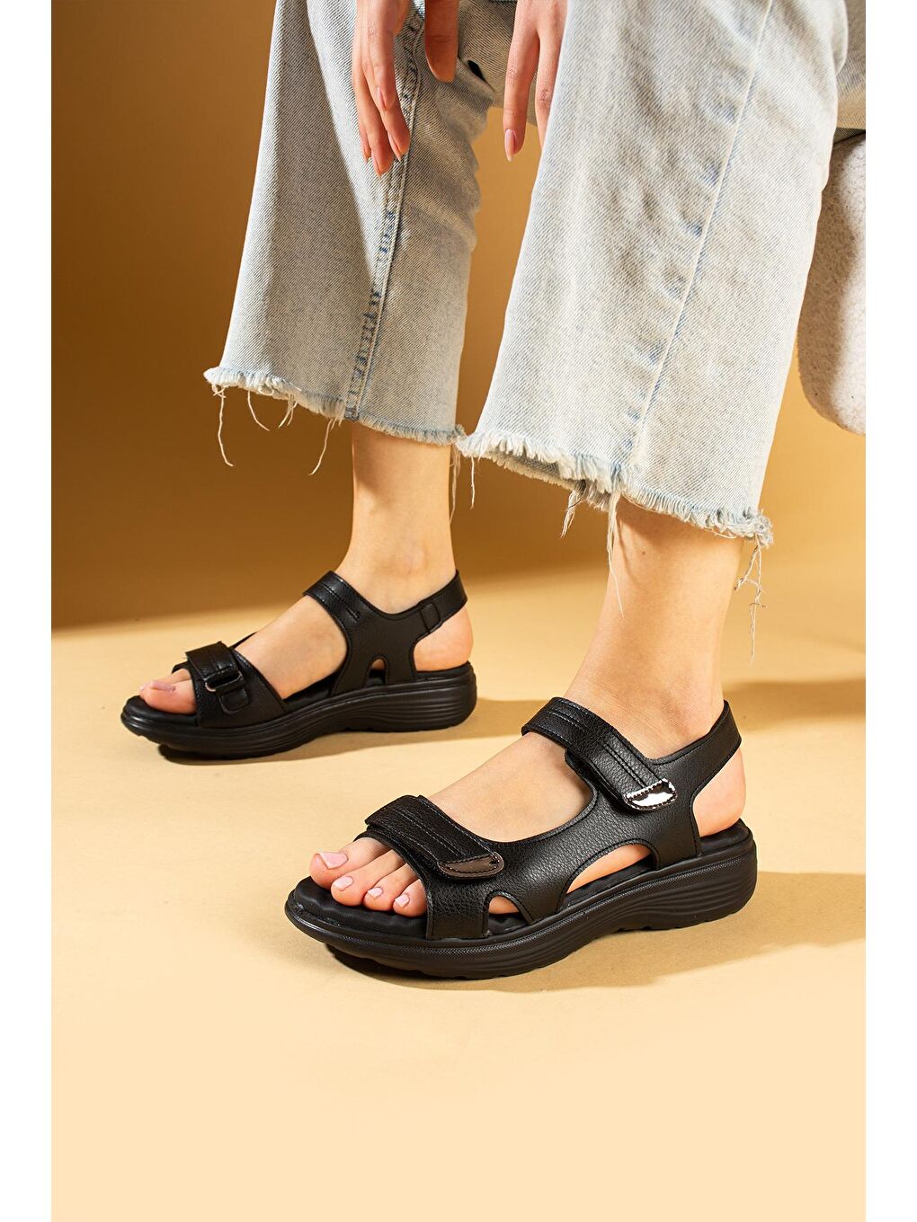 Siyah Deri Görünümlü Comfort Taban Çift Bantlı Kadın Sandalet 59-78-24