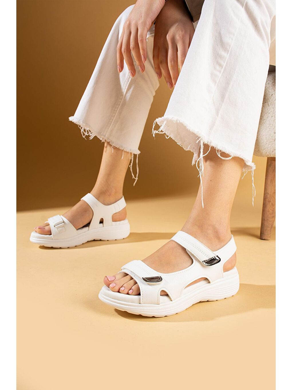 Beyaz Deri Görünümlü Comfort Taban Çift Bantlı Kadın Sandalet 59-78-24