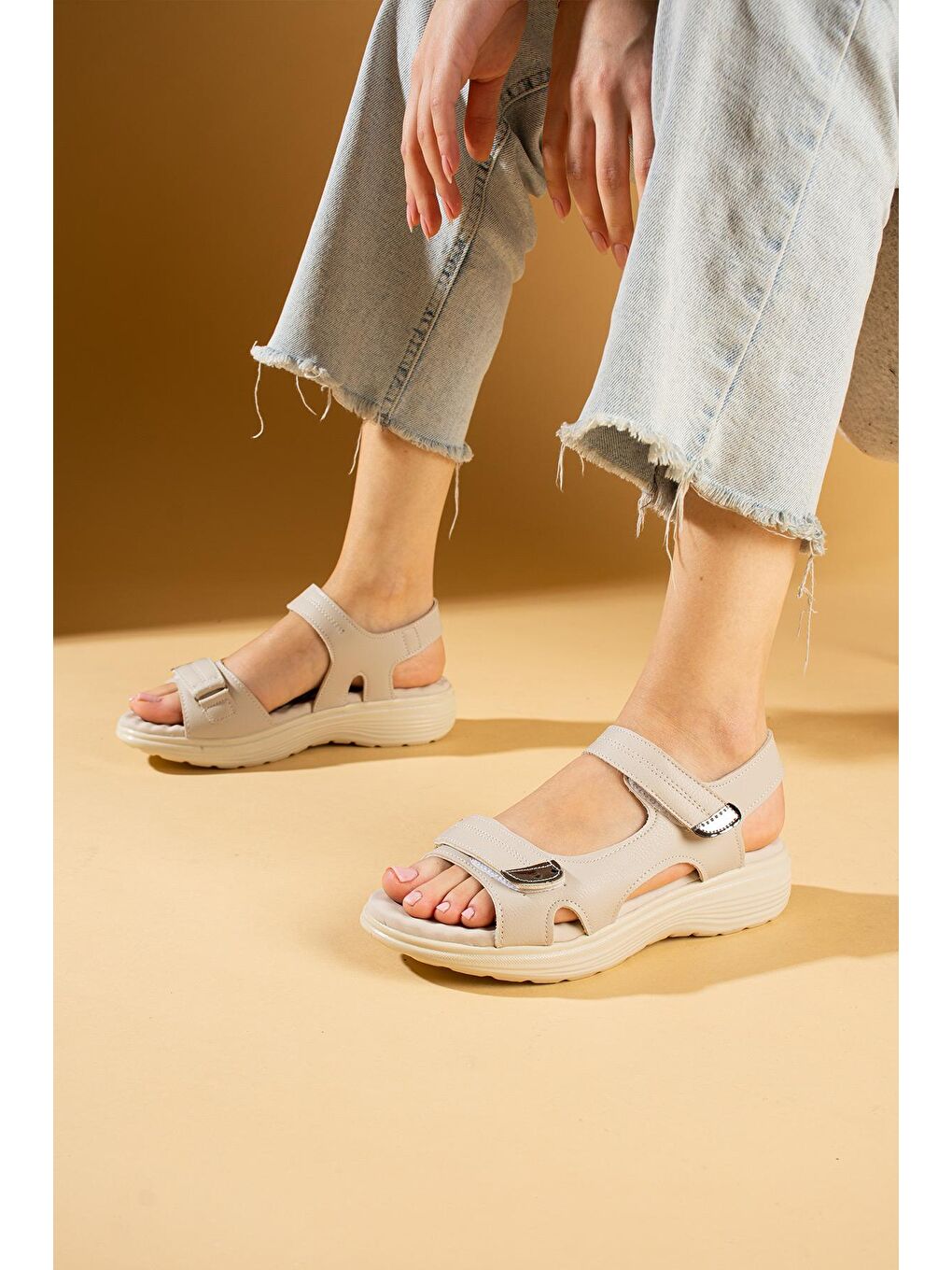 Bej Deri Görünümlü Comfort Taban Çift Bantlı Kadın Sandalet 59-78-24