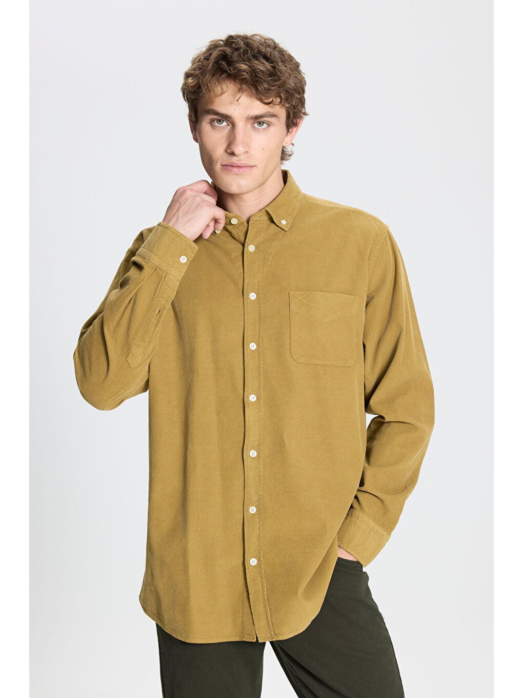 Erkek Yağ Yeşili Comfort Fit Geniş Kesim Düğmeli Yaka Kadife Gömlek