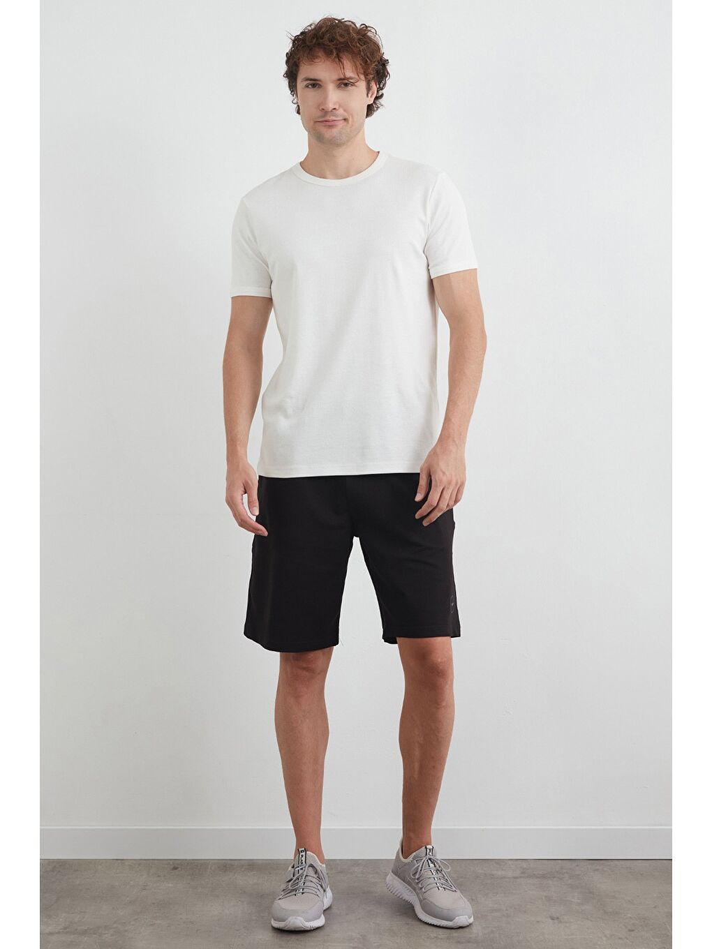 Siyah Beli Bağlamalı Baskılı Şort