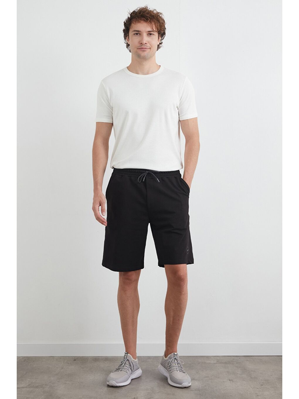 Siyah Beli Bağlamalı Baskılı Şort-1