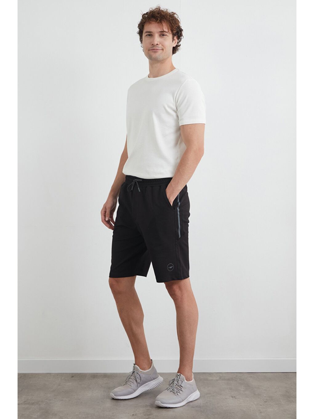 Siyah Beli Bağlamalı Baskılı Şort-3