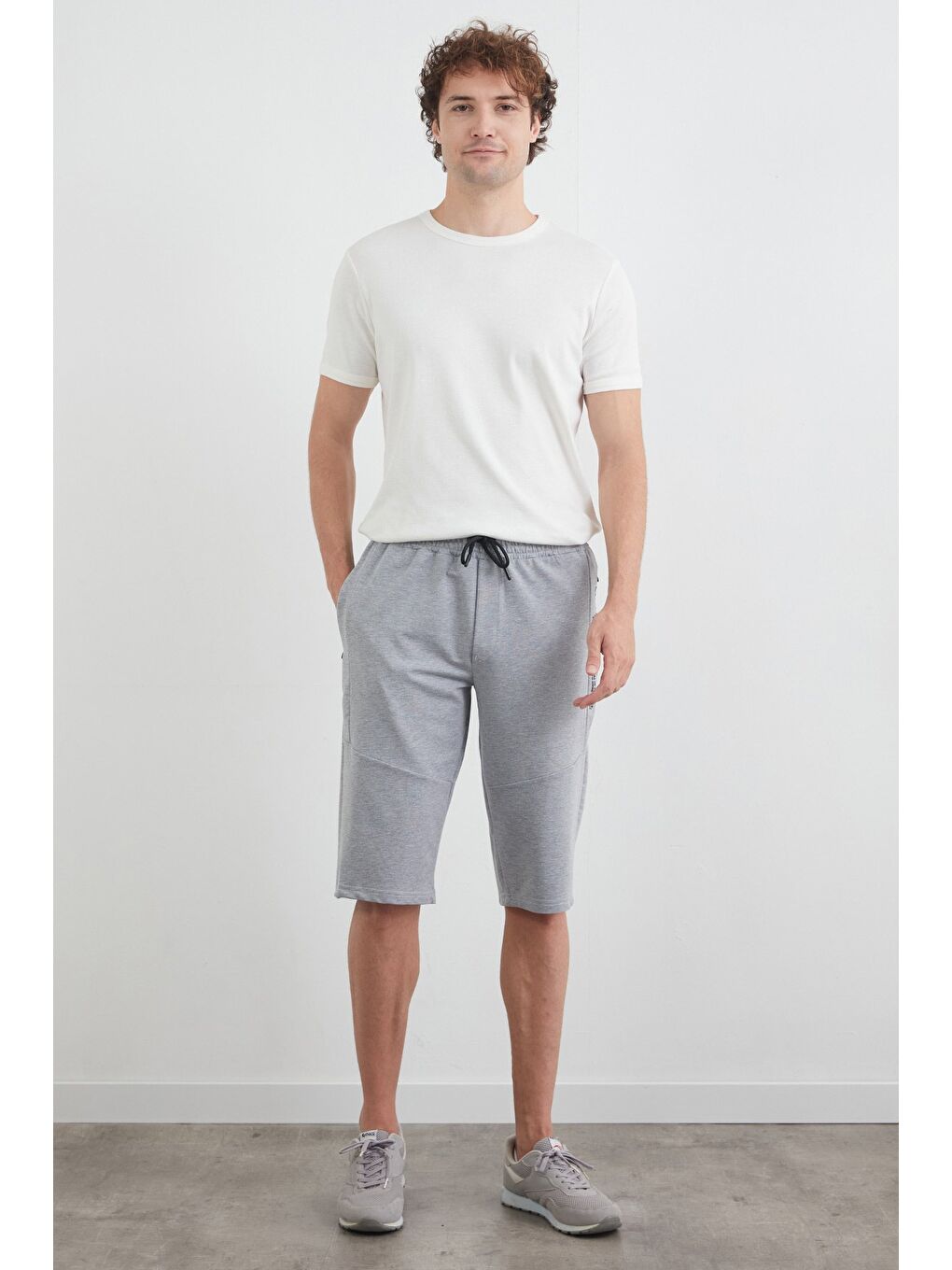 Gri Beli Lastikli Cebi Fermuarlı Yazı Baskılı Kapri-1