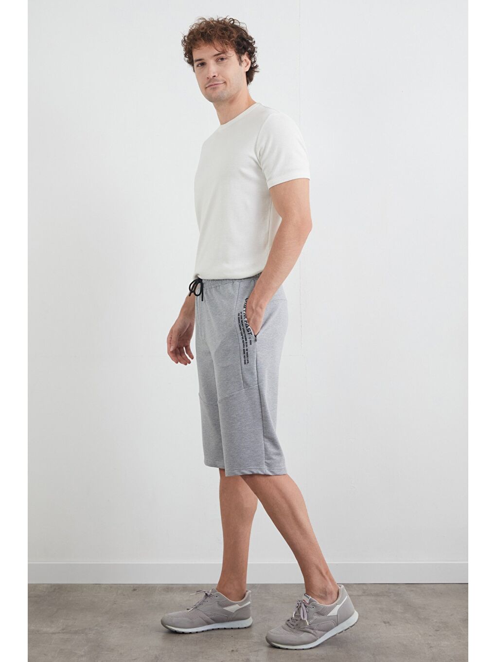 Gri Beli Lastikli Cebi Fermuarlı Yazı Baskılı Kapri-2