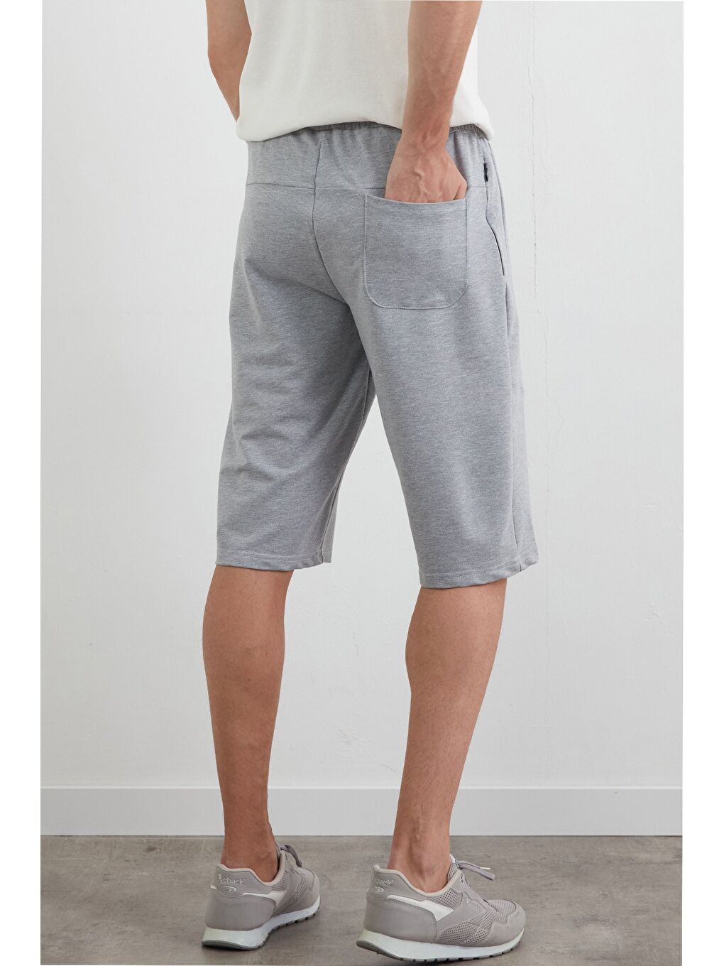 Gri Beli Lastikli Cebi Fermuarlı Yazı Baskılı Kapri-3