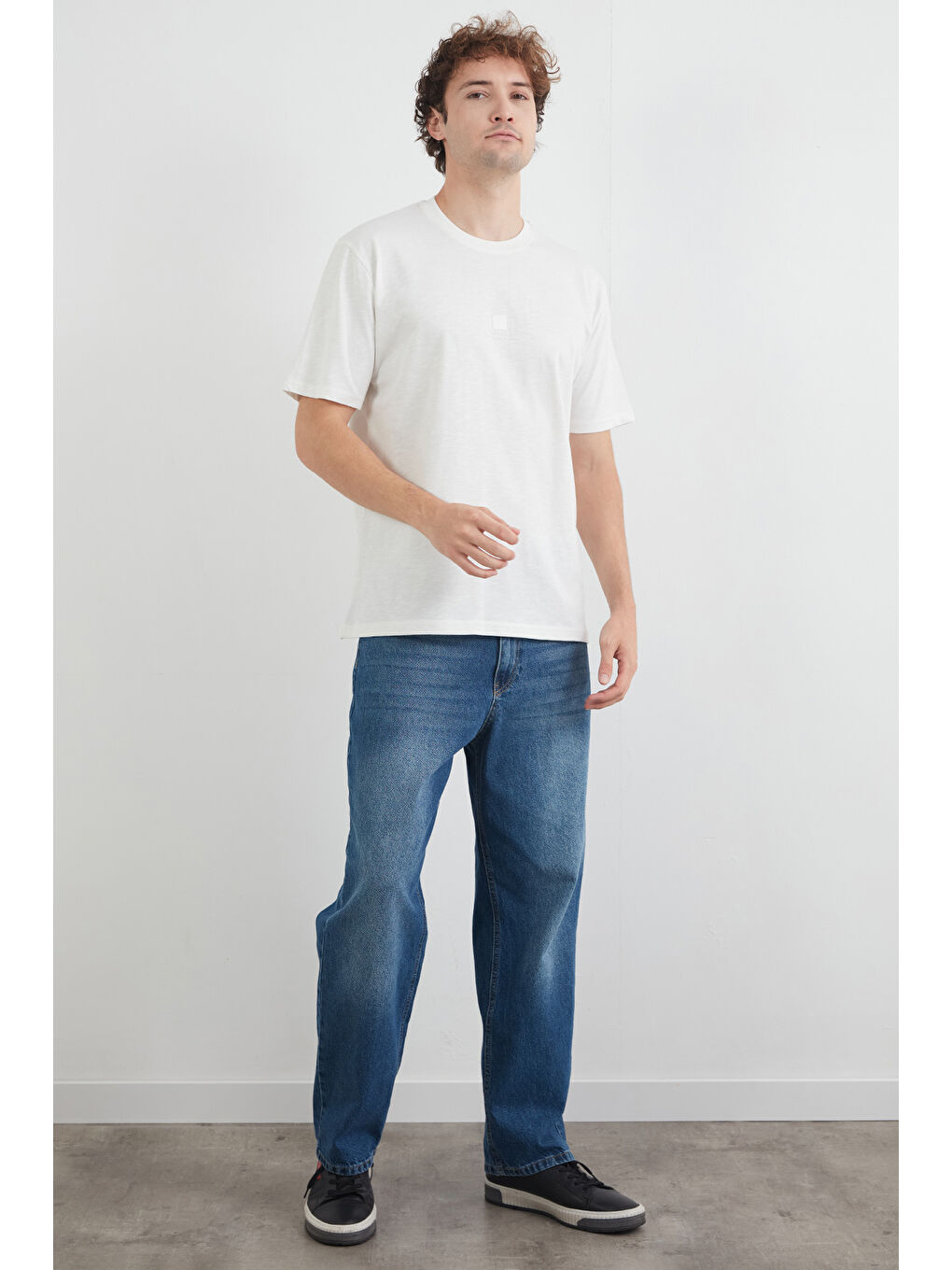 Beyaz Slogan Kabartmalı Bisiklet Yaka %100 Pamuk Tişört-1