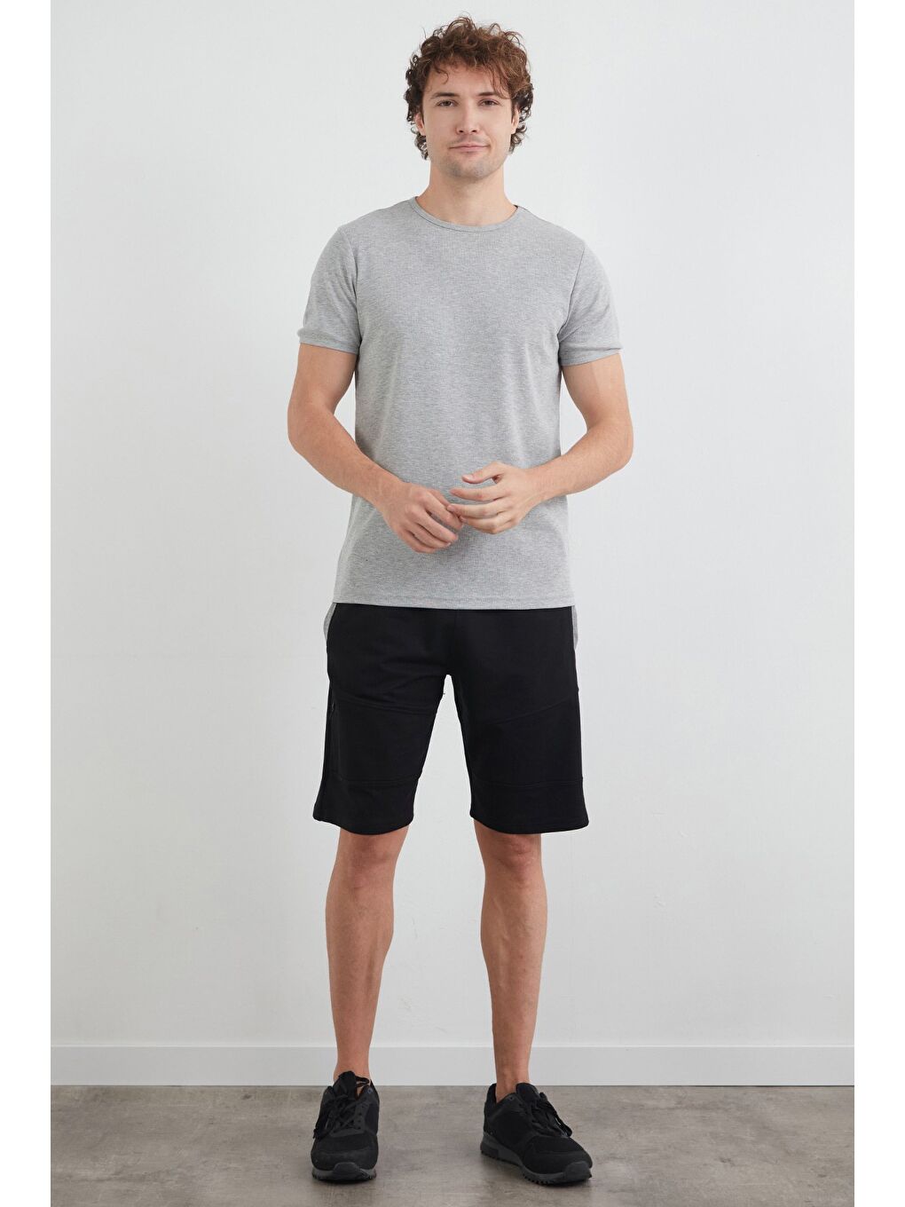 Siyah Beli Bağlamalı Cebi Fermuarlı Şort