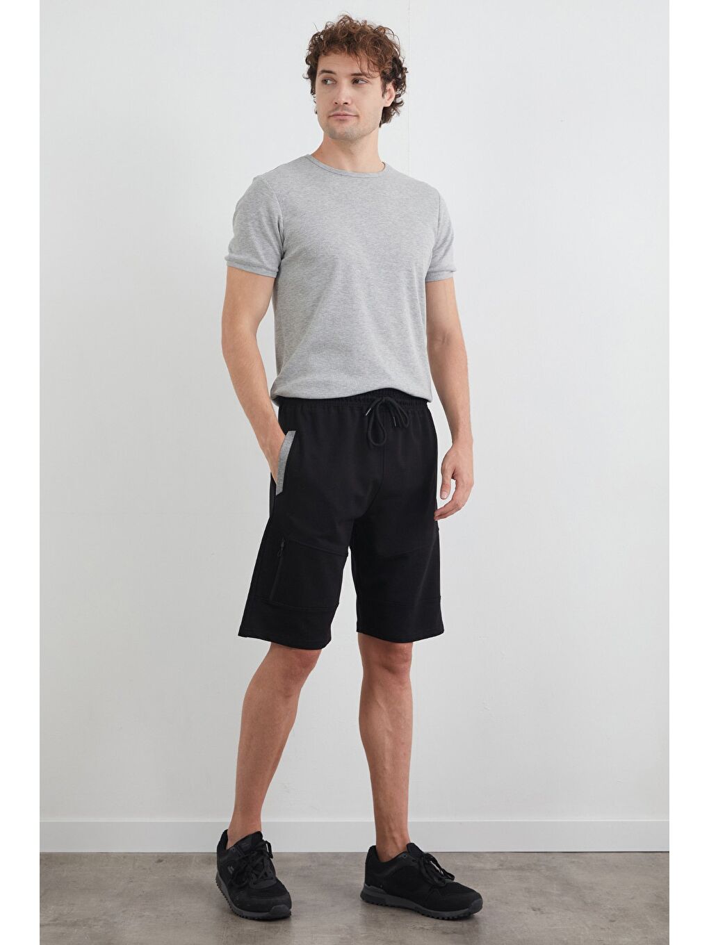 Siyah Beli Bağlamalı Cebi Fermuarlı Şort-1