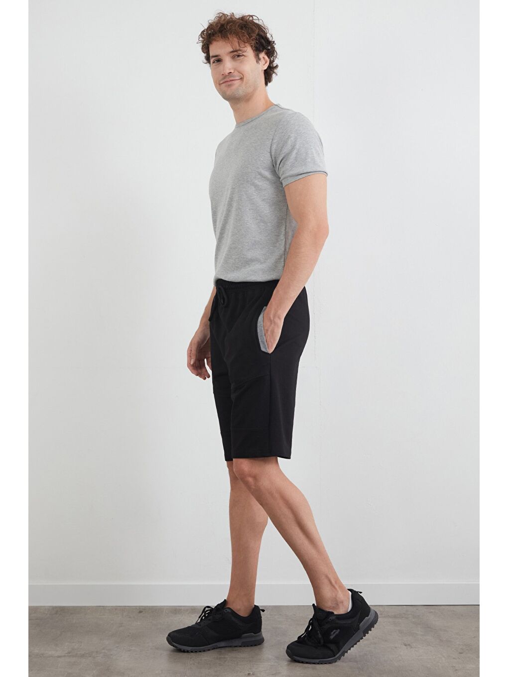 Siyah Beli Bağlamalı Cebi Fermuarlı Şort-2