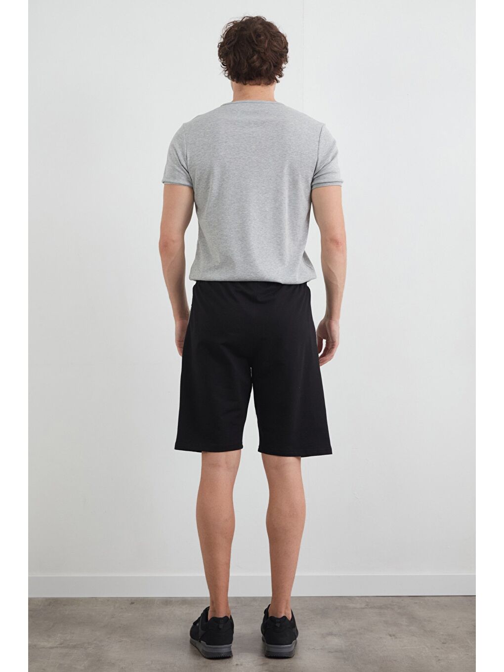 Siyah Beli Bağlamalı Cebi Fermuarlı Şort-3