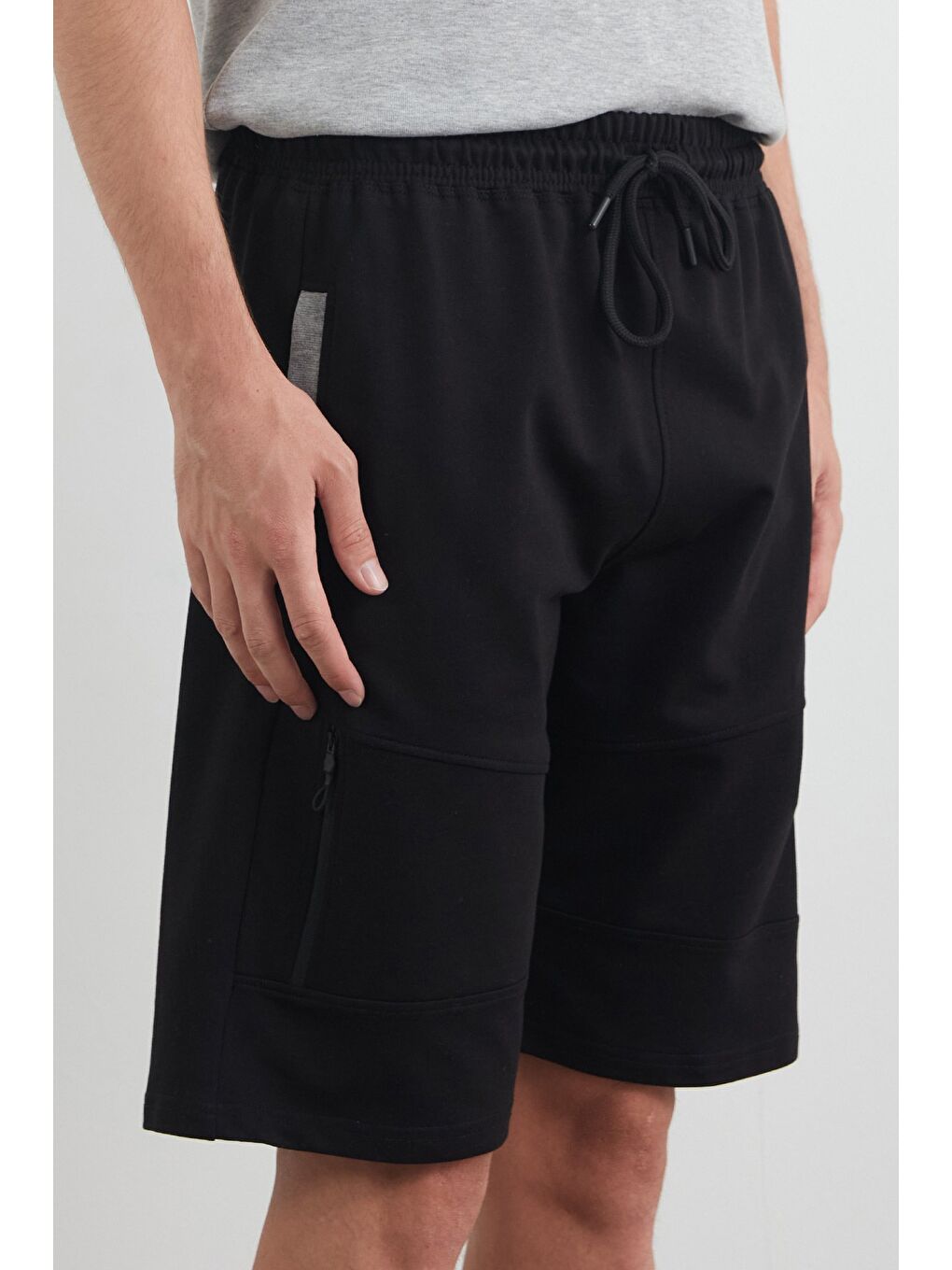 Siyah Beli Bağlamalı Cebi Fermuarlı Şort-4