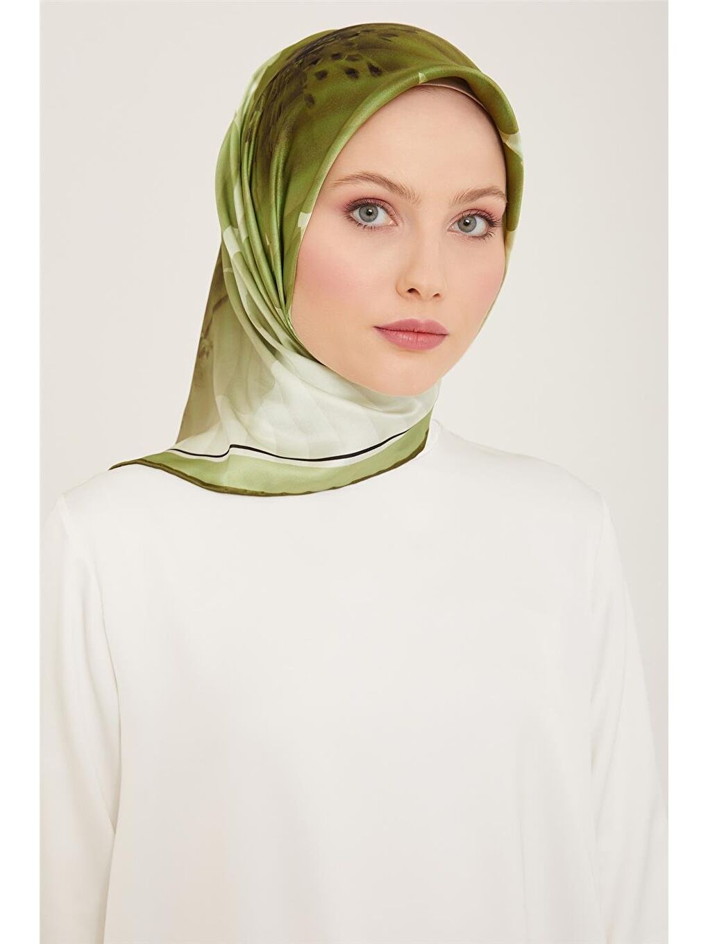 Yeşil Çiçek Desenli Twill İpek Eşarp 24Ya9100 87 05