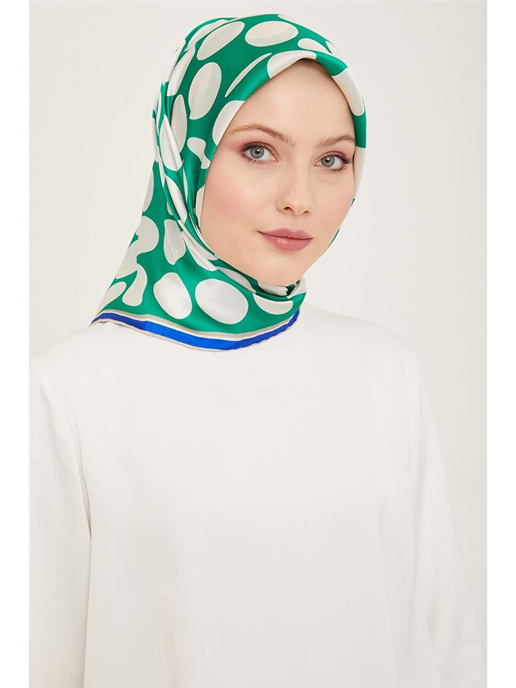 Yeşil Geometrik Desenli Sura İpek Eşarp 24Ya9157 86