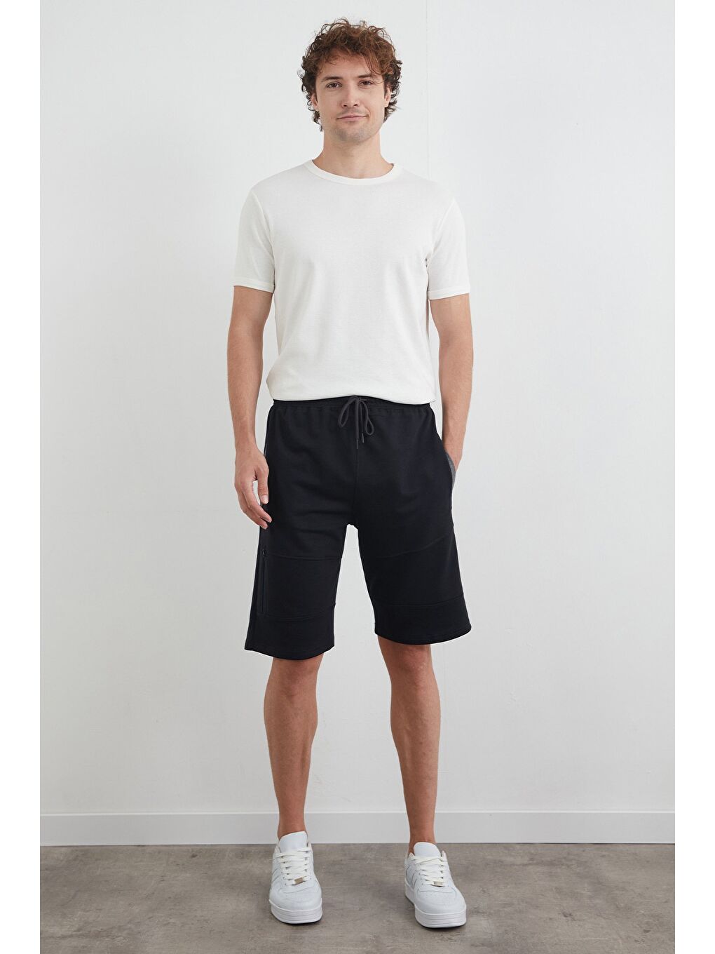 Lacivert Beli Bağlamalı Cebi Fermuarlı Şort-1