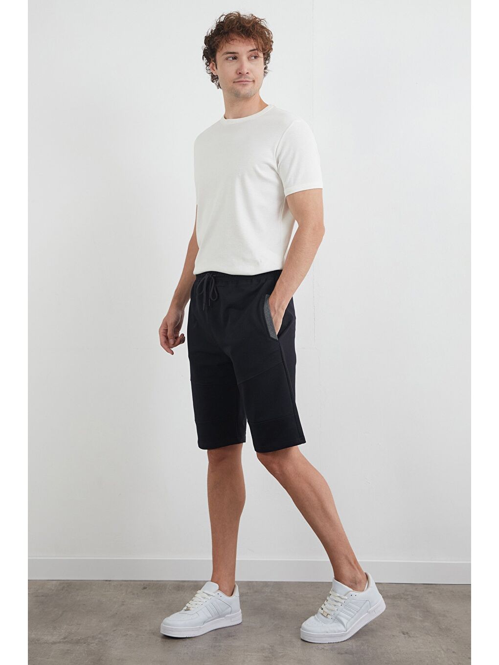 Lacivert Beli Bağlamalı Cebi Fermuarlı Şort-2