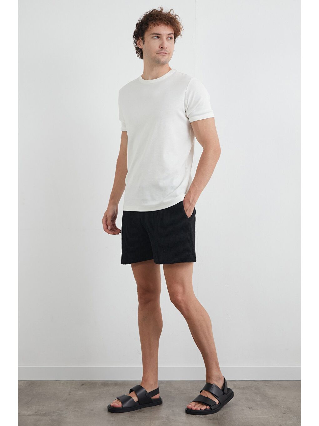 Siyah 3 İplik Beli Bağcıklı Şort-1