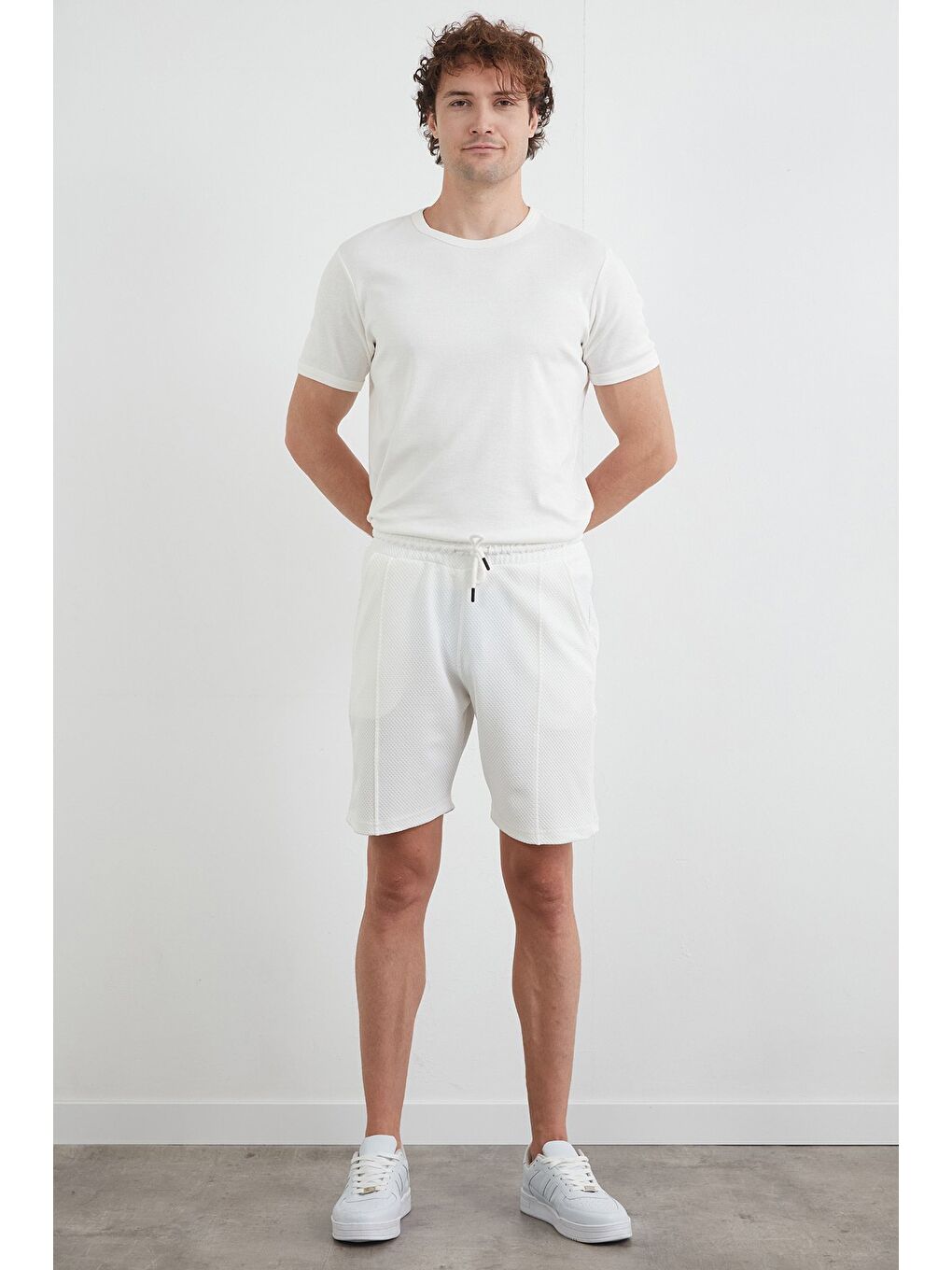 Beyaz Petek Kumaş Beli Bağlamalı Cepli Şort-1