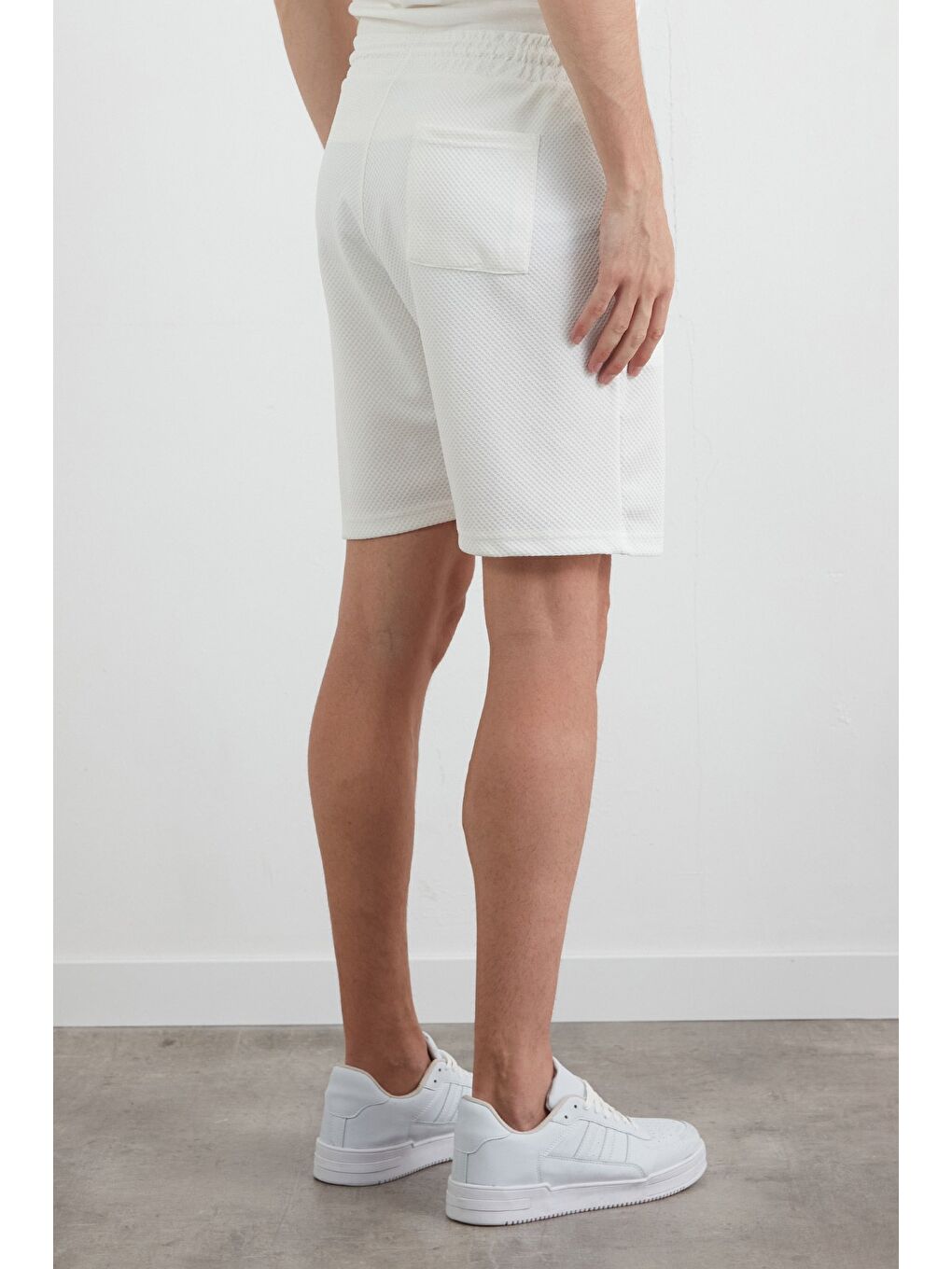 Beyaz Petek Kumaş Beli Bağlamalı Cepli Şort-2