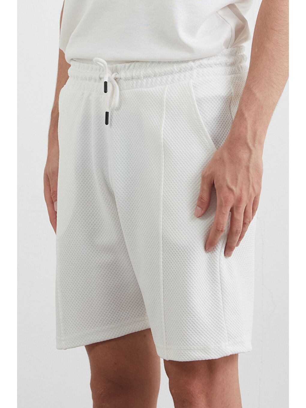 Beyaz Petek Kumaş Beli Bağlamalı Cepli Şort-3