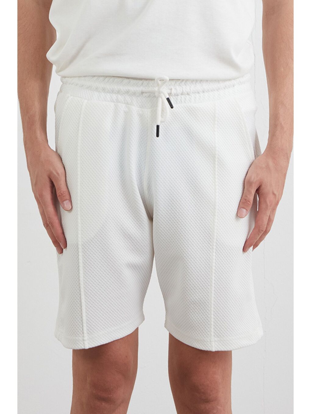 Beyaz Petek Kumaş Beli Bağlamalı Cepli Şort-4