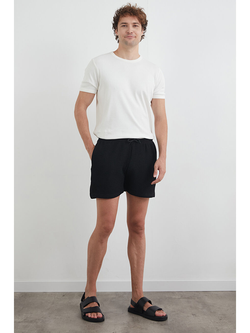 Siyah 3 İplik Beli Bağcıklı Şort-2