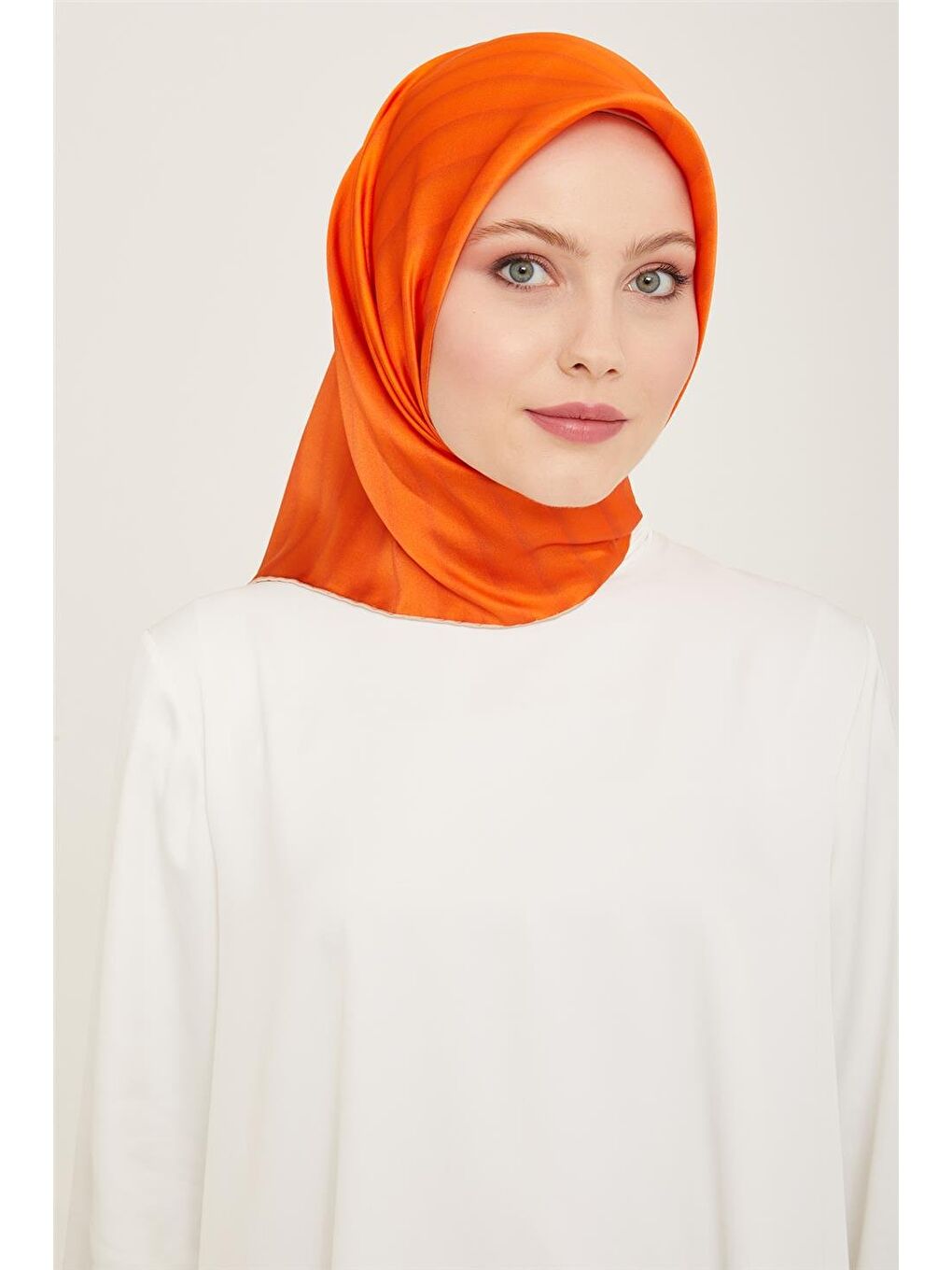 Turuncu Klasik Desenli Sura İpek Eşarp 24Ya9150 50 82