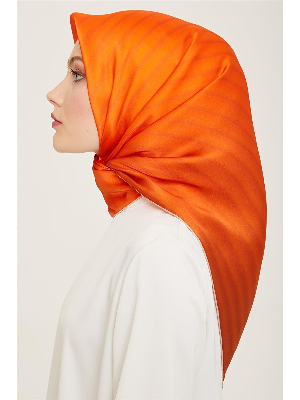 Turuncu Klasik Desenli Sura İpek Eşarp 24Ya9150 50 82-2