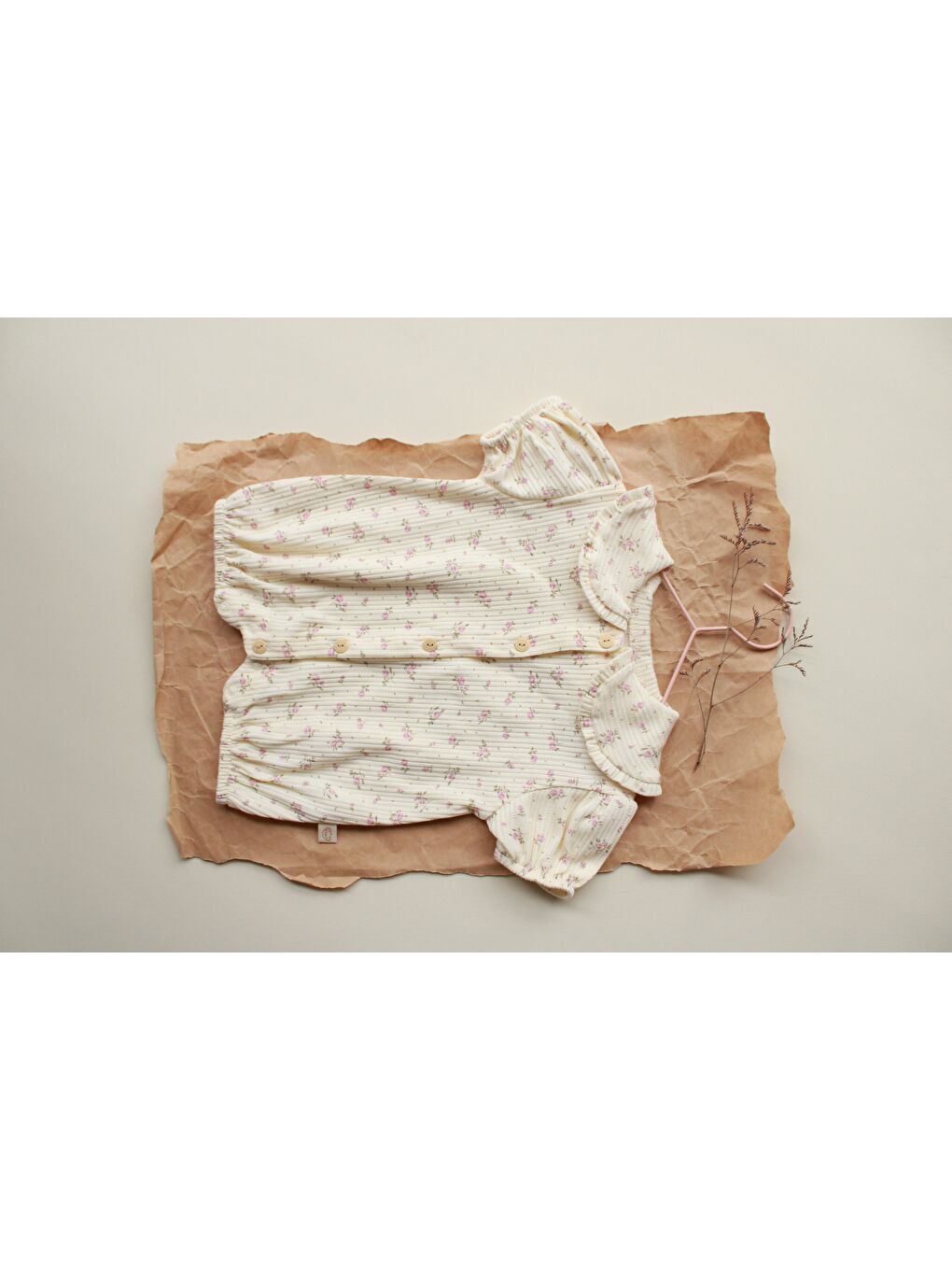 Bej Pembe Çiçek Düğmeli Tulum