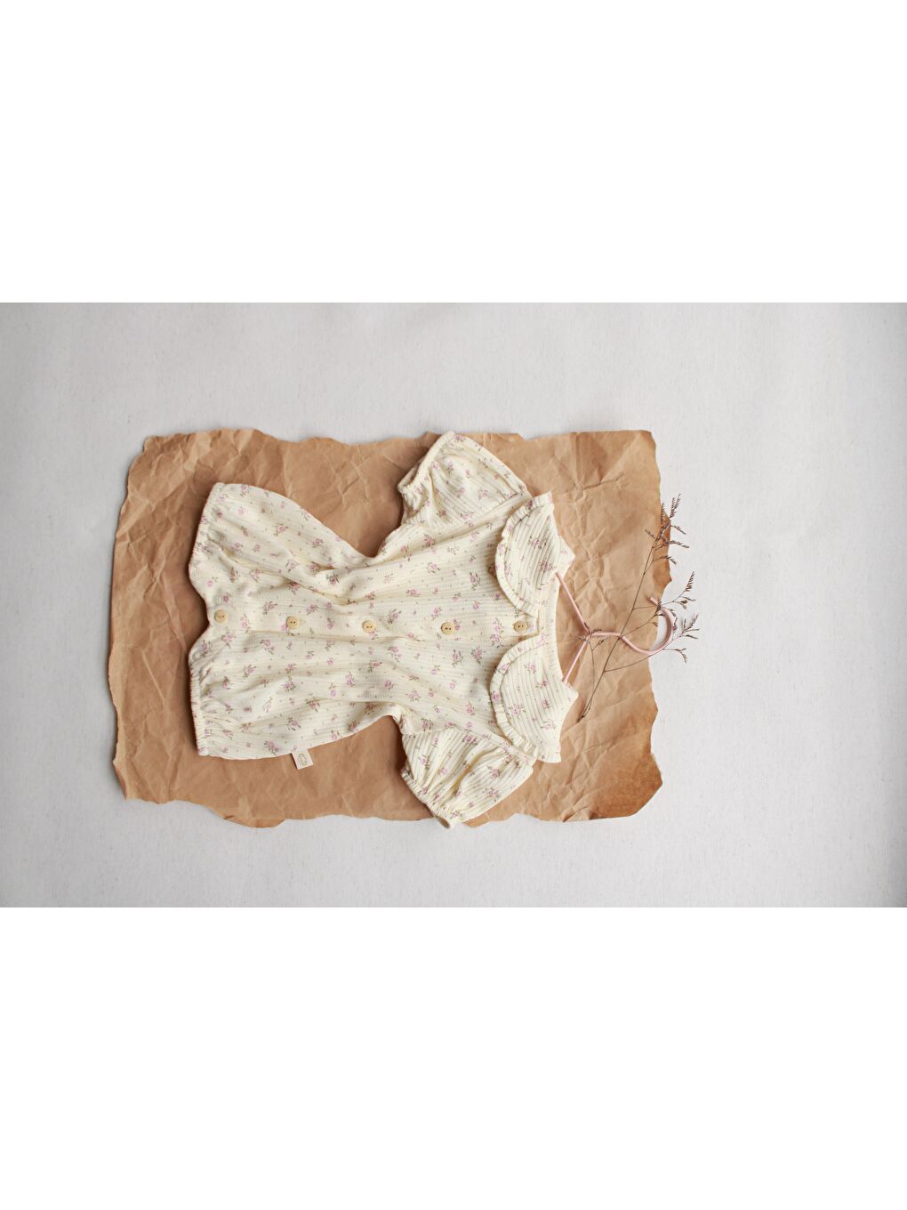 Bej Pembe Çiçek Düğmeli Tulum-1