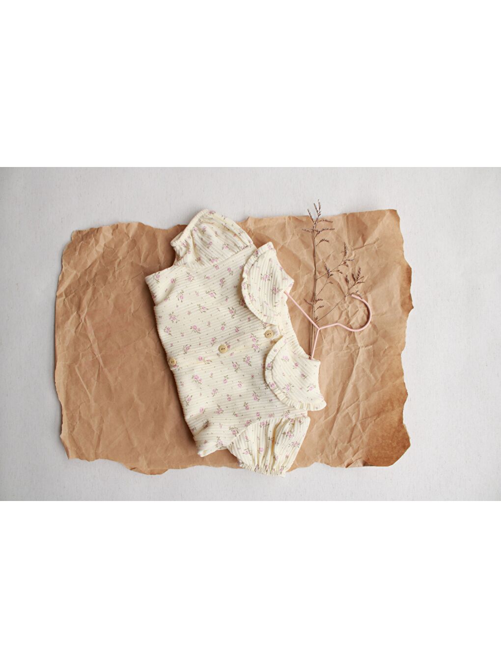 Bej Pembe Çiçek Düğmeli Tulum-5