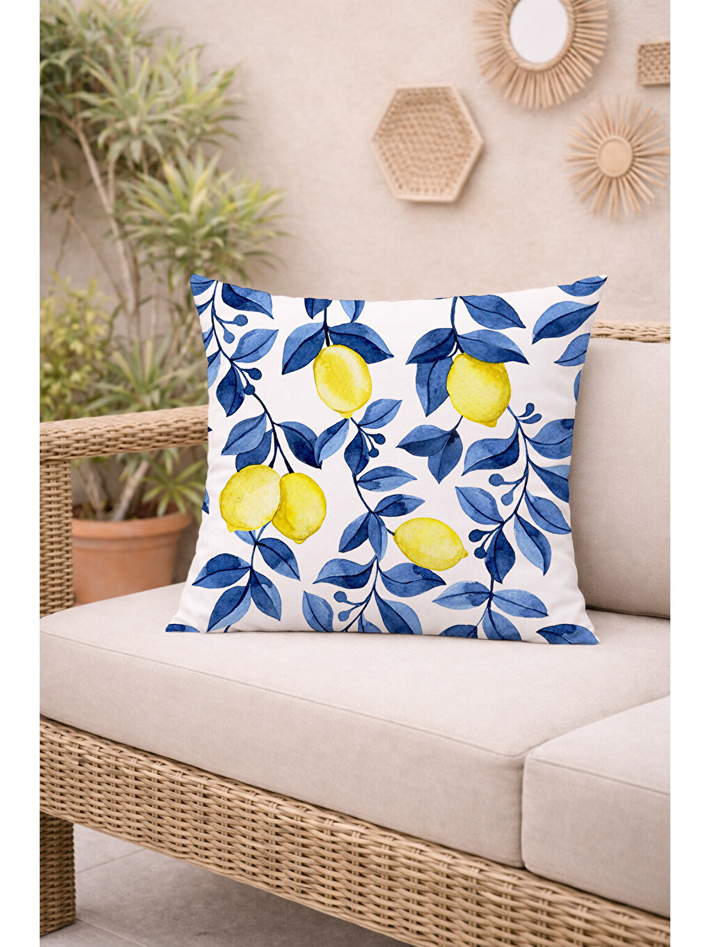 Karışık Lacivert Yapraklı ve Canlı Limon Desenli Dekoratif Kırlent Kılıfı (43x43 cm)-1