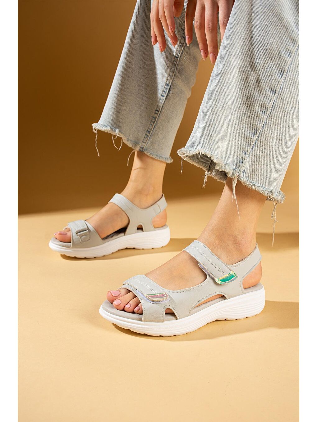 Gri Deri Görünümlü Comfort Taban Çift Bantlı Kadın Sandalet 59-78-24