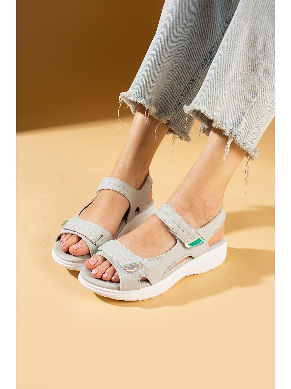 Gri Deri Görünümlü Comfort Taban Çift Bantlı Kadın Sandalet 59-78-24-1