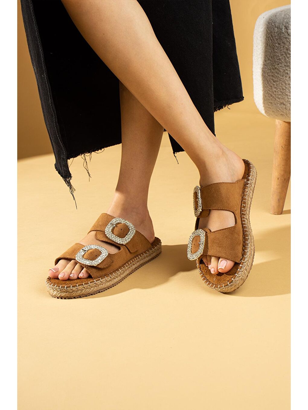 Kahverengi Hasır Taban Parlak Taşlı Çift Tokalı Comfort Taban Kadın Terlik 001-2301-24Süet-2