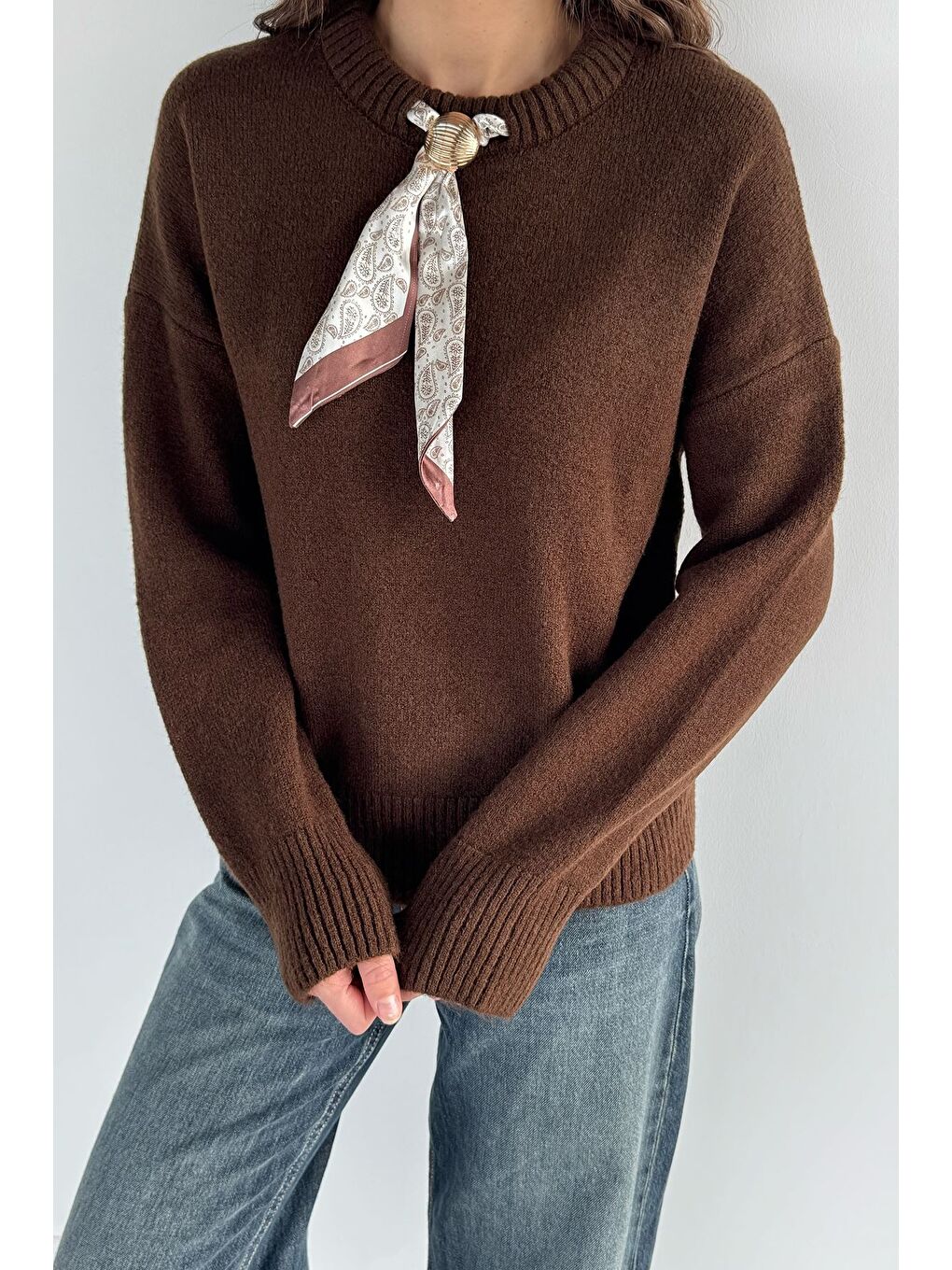 Kahverengi Kadın Bisiklet Yaka Fular Aksesuarlı Triko Kazak