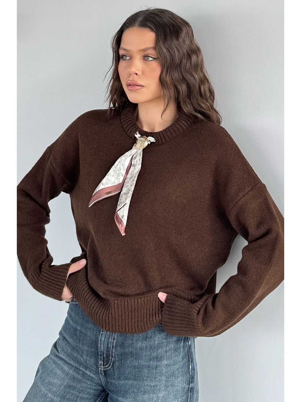 Kahverengi Kadın Bisiklet Yaka Fular Aksesuarlı Triko Kazak-1