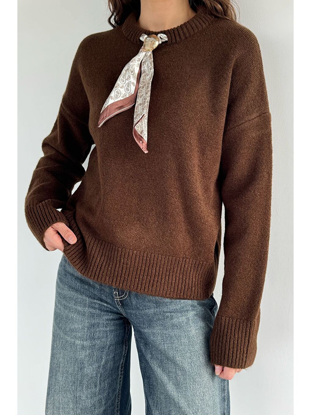 Kahverengi Kadın Bisiklet Yaka Fular Aksesuarlı Triko Kazak-2