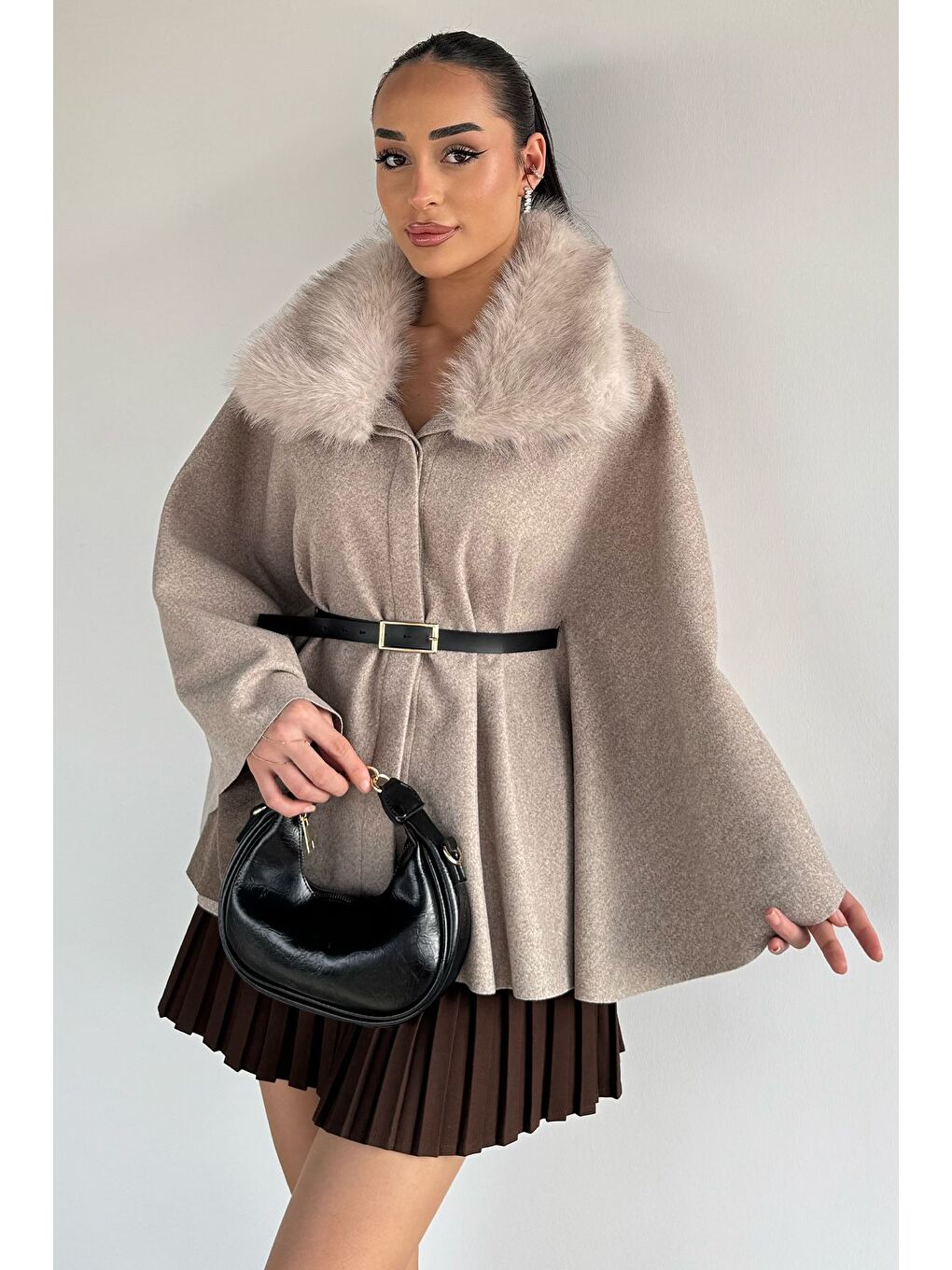 Bej Yaka Kürk Detaylı Kemerli Kadın Panço