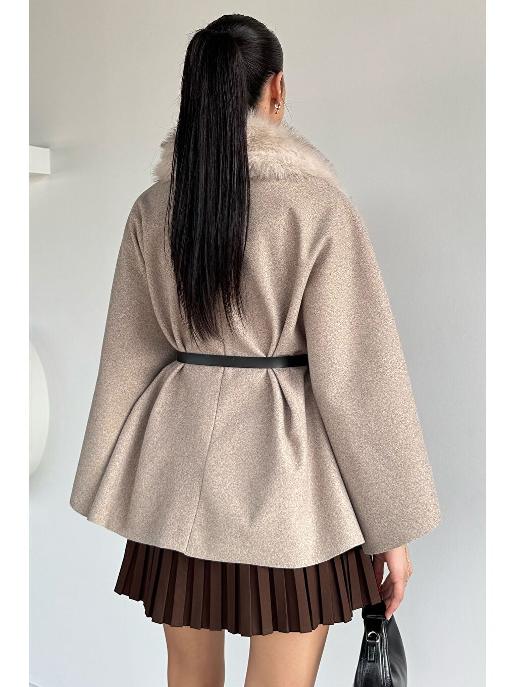 Bej Yaka Kürk Detaylı Kemerli Kadın Panço-3