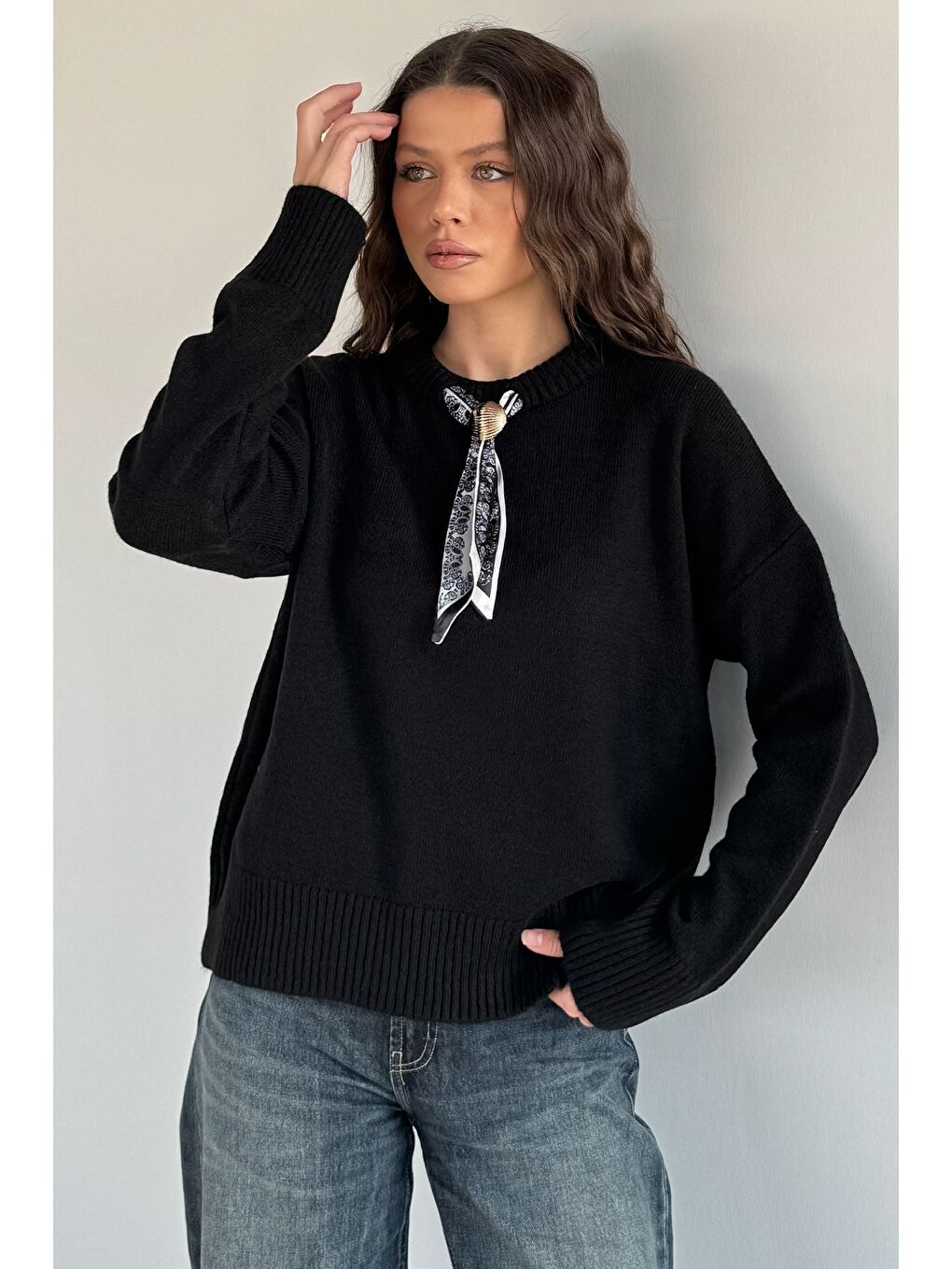 Siyah Kadın Bisiklet Yaka Fular Aksesuarlı Triko Kazak