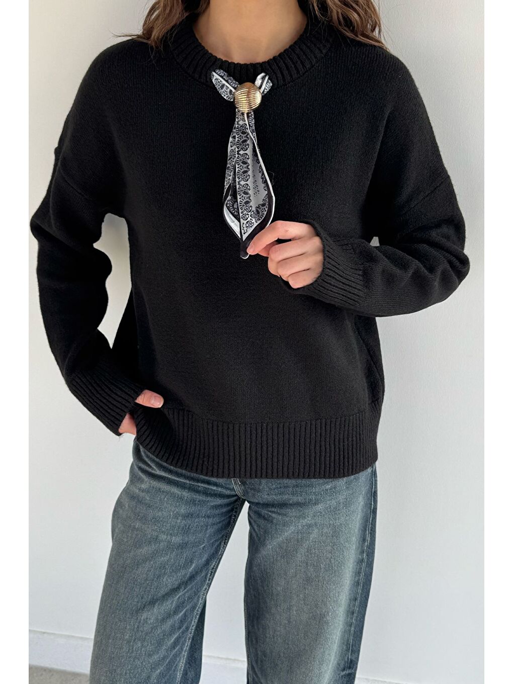 Siyah Kadın Bisiklet Yaka Fular Aksesuarlı Triko Kazak-1